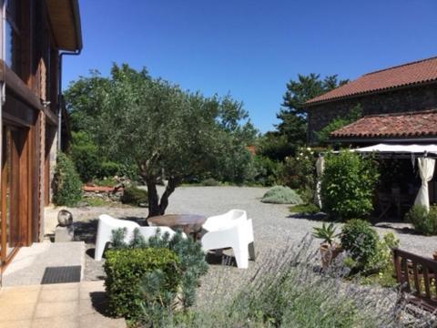 阿提匹克阁楼酒店 Villeneuve-de-Rivière 外观 照片